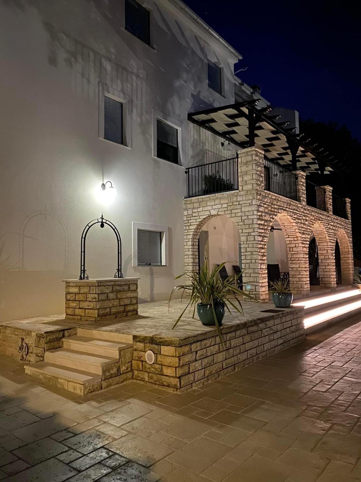 Villa Jalan Vrsi Buitenkant foto